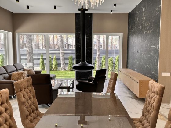 Дуже гарний будинок з ремонтом та меблями. Буча