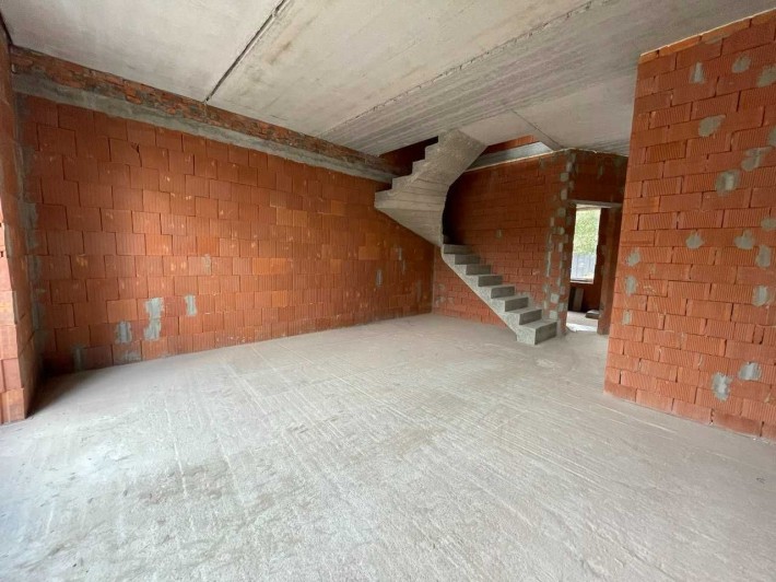 Сучасний таунхаус біля парку Дубки з великим власним двориком - фото 1