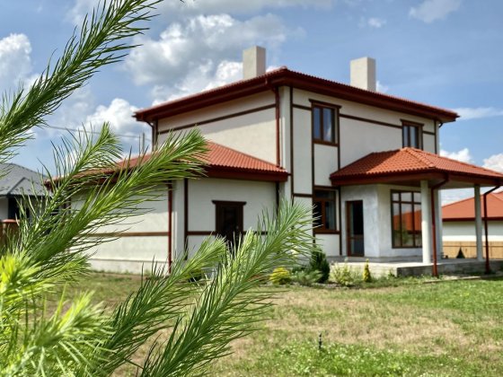 Двухэтажный , кирпичный дом с гаражом в лесной Буче. 12 соток участок Буча