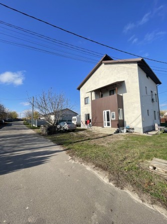 Продаж капітального триповерхового будинку в житловому районі міста - фото 1