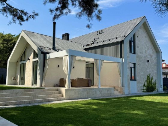 Сучасний будинок з ремонтом та гаражем на 2 машини у лісовій Бучі Буча