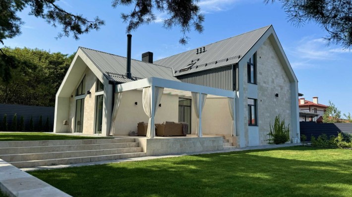 Сучасний будинок з ремонтом та гаражем на 2 машини у лісовій Бучі - фото 1