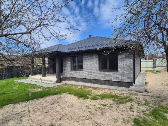 Одноповерховий будинок у Бучі з терасою та ділянкою 6 соток Буча