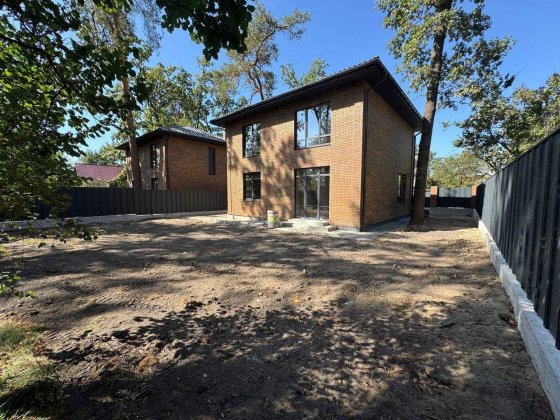 Будинок серед сосен з власним подвір’ям і парковкою Ирпень