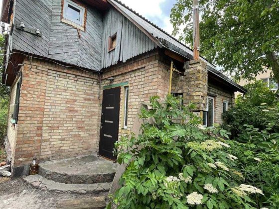 Продам будинок з ділянкою 8 соток в місті Буча біля озера Буча