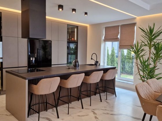 Дуплекс з дизайнерським якісним ремонтом в закритому КМ з басейном Ирпень