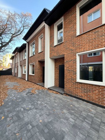 Продам Таунхаус поруч з Академією. Центральні комунікації. Газ. - фото 1