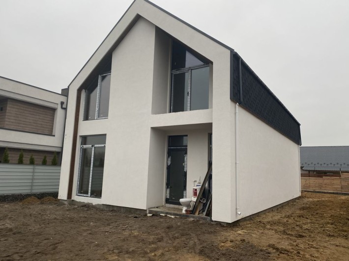 Двухповерховий будинок в спокійному районі! - фото 1