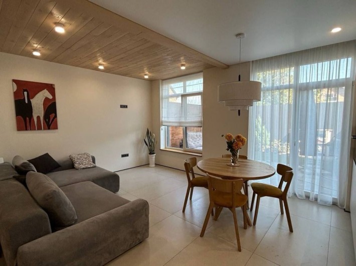 Таунхаус з ремонтом біля Центрального парку, міські комунікації - фото 1