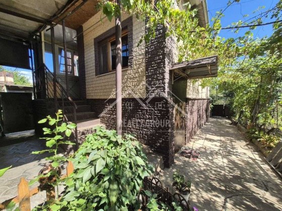 Продаж затишного будинку на березі річки, Юність