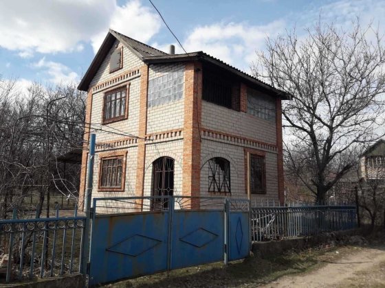 Продам двухэтажную дачу на Карнаватке.