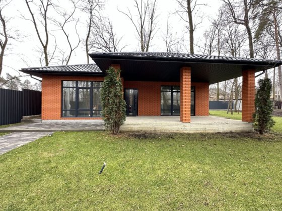 Одноповерховий будинок біля Бучанського парку. Буча