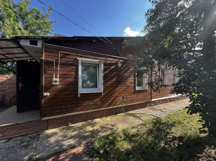 У центрі півбудинку на ділянці 3.51 сотих, вул. Українська. - фото 1