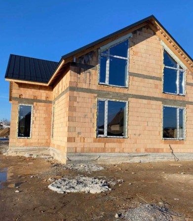 Продаж будинку 250 м2 у центрі  Бучі на великій ділянці 13 соток - фото 1