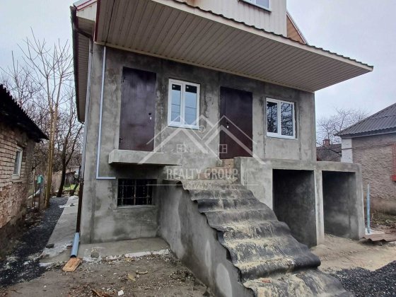 3х поверховий будинок в Центрально-міському р-н . Обмін на 2к квартиру