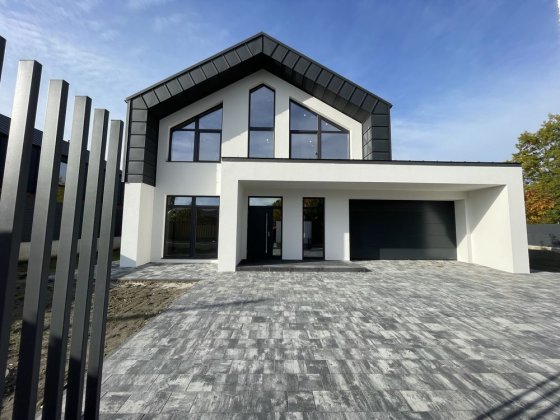 Будинок. Луцьк. Будинок. Луцьк