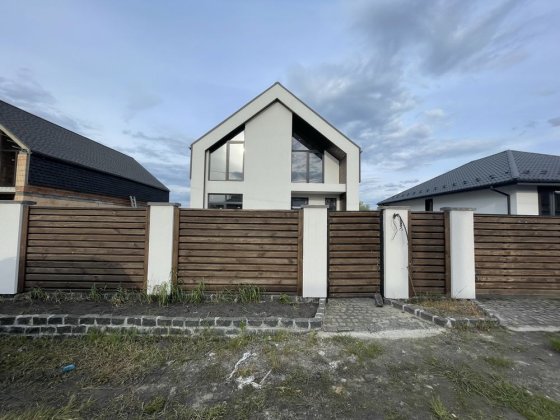 Двоповерховий будинок в районі нової котеджної забудови Буча