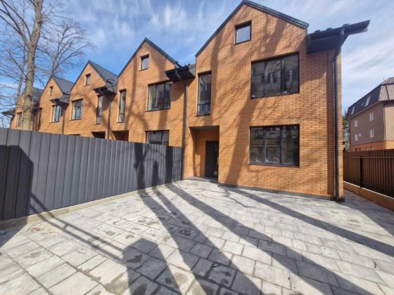 Готовий кутовий таунхаус в Ірпені 1.5 сотки Газ,центральні комунікації Ирпень