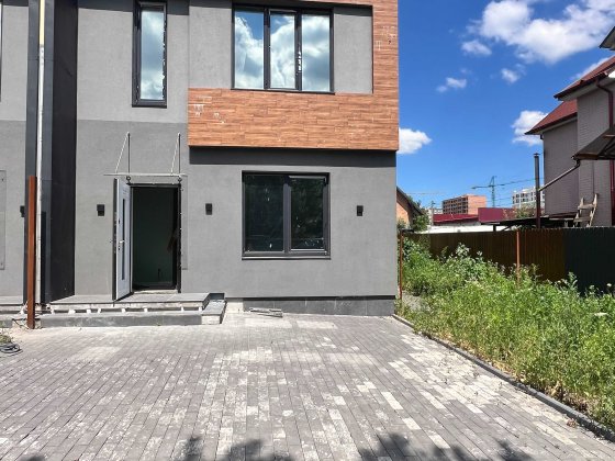 Таун в Бучі з частковим ремонтом,поруч вся інфраструктура!Газ! Буча