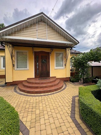 Продам Автономний Будинок в Центрі Міста з Ремонтом. Басейн. Ландшафт. - фото 1