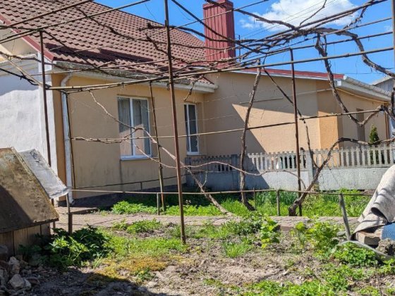 Частина будинку ж великою ділянкою Ровно