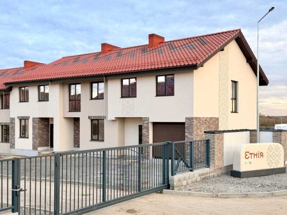 Котедж під Є Оселю в районі Щасливого Ровно