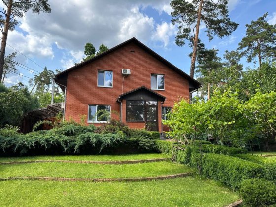 Дом в Лесной Буче, удобный и добротный. Ухоженый участок Буча