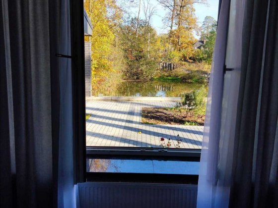 Будинок з озером на подвір'ї. Парк поруч Буча