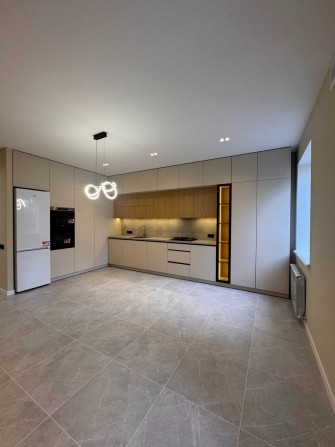 Танхаус з сучасним ремонтом  і терасою на даху в Ірпені - фото 1