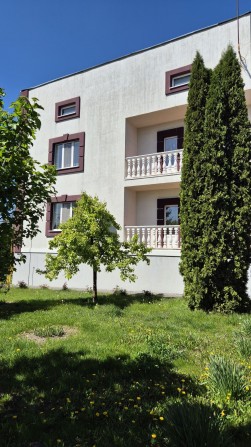 Чудовий будинок в крутому районі - фото 1