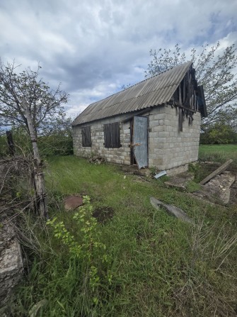 Продаётся дача  с одной постройкой - фото 1