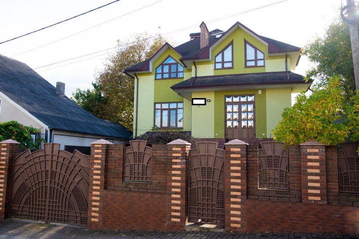 Сучасний сімейний будинок 327 м² , р-н Горіхівська, Чернівці - фото 1