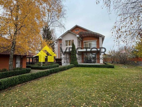 Продам двоповерховий будинок з гаражем і садом у місті Полтава