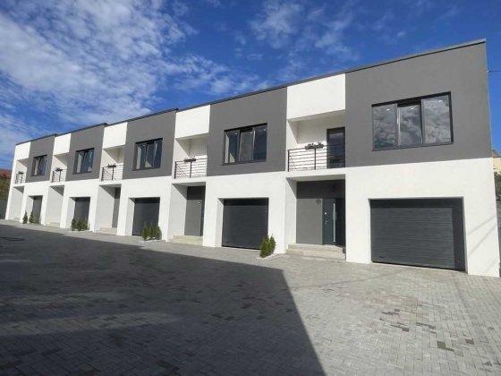 Продам просторий 2 поверховий котедж з гаражем. Колоденка. Ровно