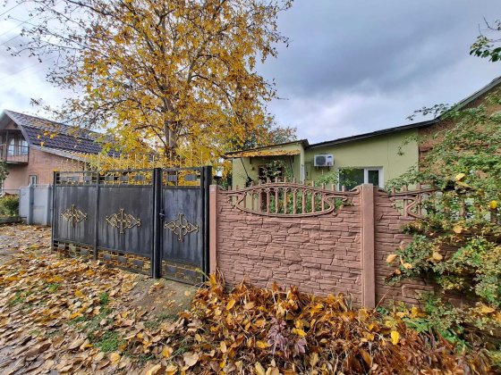 Частина будинку з окремим двором та зі зручностями.Масани. Чернигов