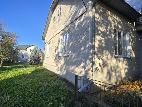 Продаж будинку вздовж траси Черновцы