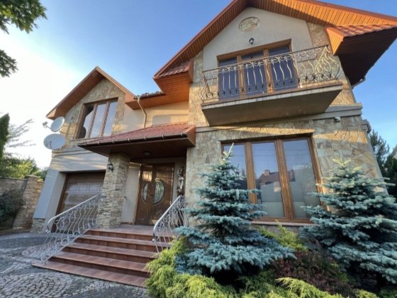 Дизайнерський будинок,,Новий двір" 10 сот..Зручна локація розташування Ровно