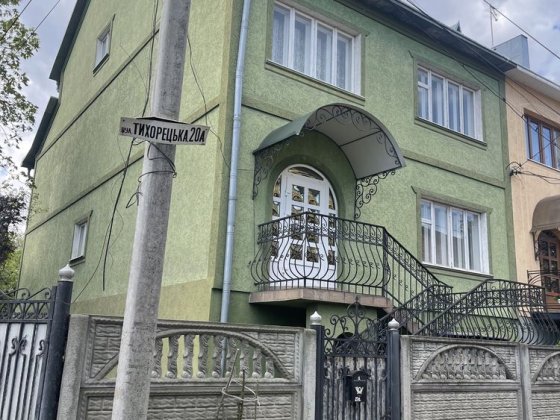 Продається будинок з подвір’ям та зеленою зоною. Поруч до центру Черновцы