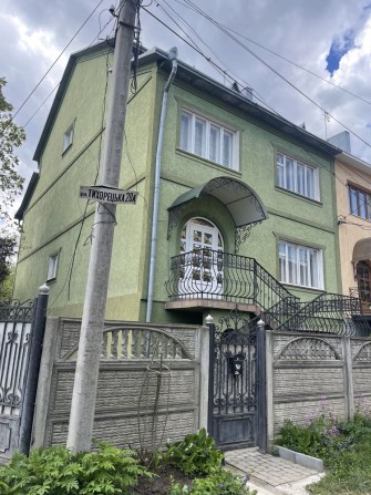 Продається будинок з подвір’ям та зеленою зоною. Поруч до центру - фото 1