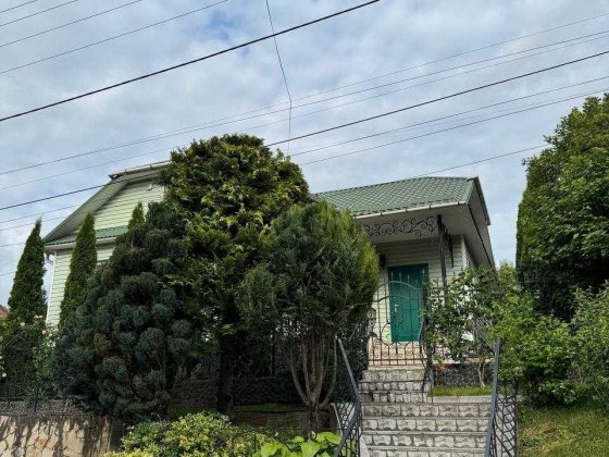 Продам будинок в центрі міста. Тиха не проїздна вулиця. Ровно