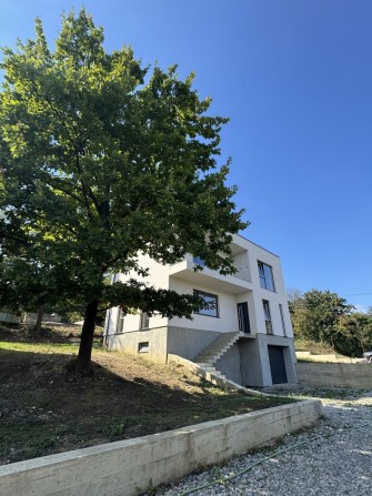 Будинок в гарній зеленій локації - фото 1