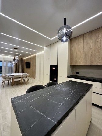 Продаж нового дизайнерського котеджу з ремонтом , меблями - фото 1