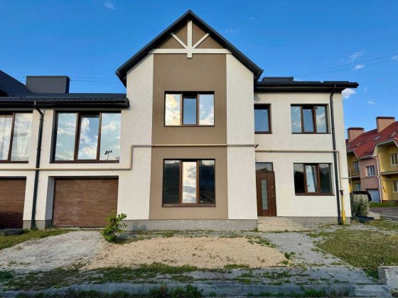 Продам кутовий котедж з гаражем в районі Автовокзалу Ровно