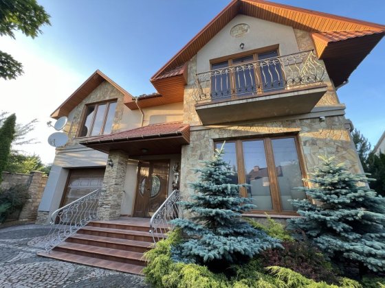 Будинок в районі «Новий двір» 10 соток. Зручна локація. Ровно