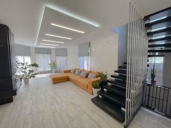 Будинок з дизайнерським ремонтом,ділянкою,продуманим плануванням. Ровно