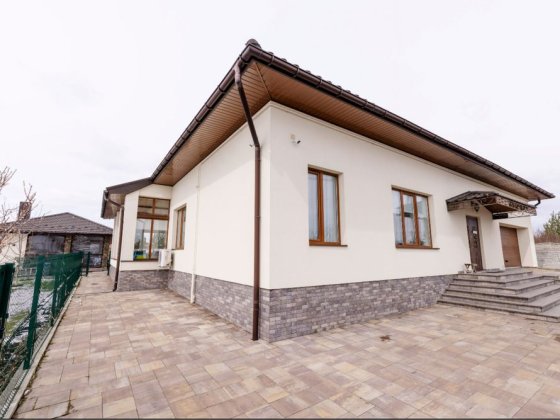 Просторий одноповерховий будинок з ремонтом Ровно