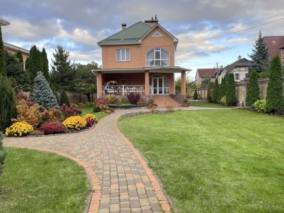 Надійність, тепло, укриття — дім для спокійного життя у Києві Киев