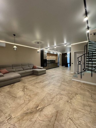 Продаж котеджу з дизайнерським ремонтом - фото 1