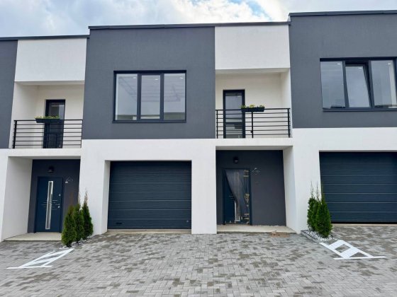 Продаж котеджу з гаражем з максимальною готовністю Ровно