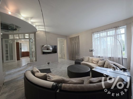 Стильний будинок у центрі з більярдною та камінною кімнатою Киев